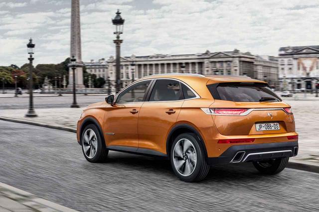 画像: DS7クロスバックのボディラインやプレスラインはシンプルだ。