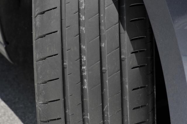 画像: POTENZA S007Aのトレッドパターン。(右がイン/左がアウト)。この写真は、装着後500kmほど走行した状態。