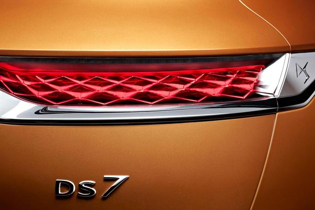 画像: DS7クロスバックのテールライトには特殊加工が施されている。