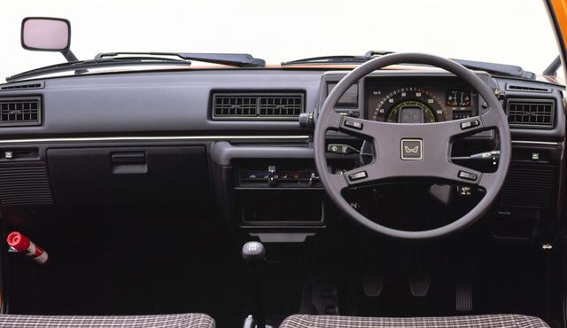 画像: シビック 1500 3ドア CXのインパネ。