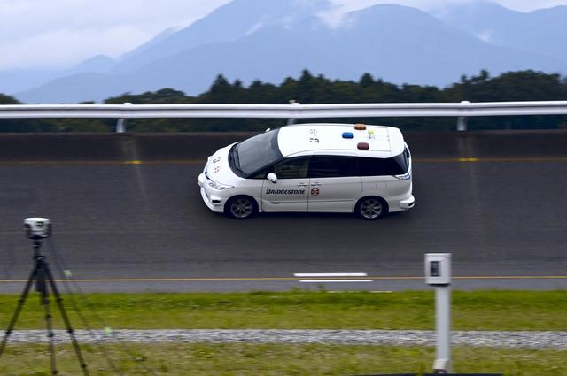 画像: ノイズテスト中の実験車両。