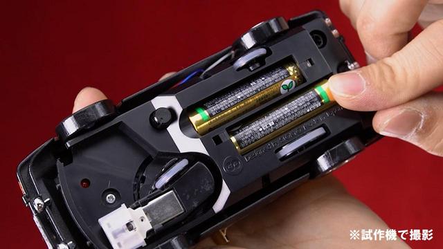 画像: 単4電池を入れ、レコード上にそっと置くと 再生が始まる 。