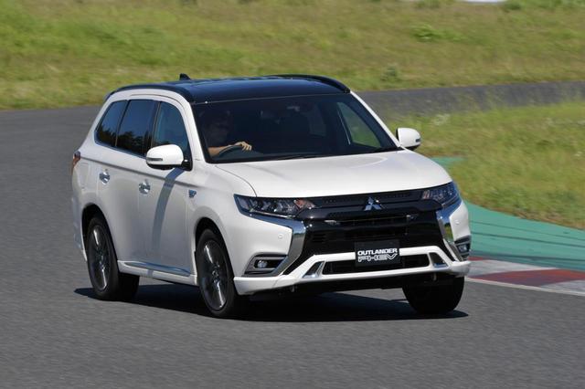 画像: アグレッシブな走りにも対応してくれる新型アウトランダーPHEV。エコだけが取り柄のプラグインハイブリッド車とは異なる路線を走っているように感じる。