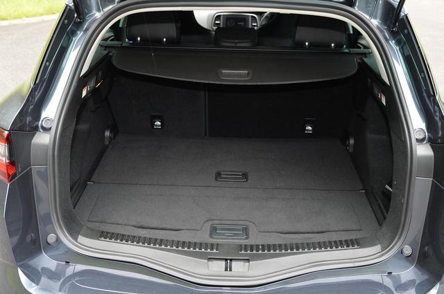 画像: 後席使用時(この状態)でのカーゴスペース容量は、VDA値で580L。底板は間仕切りボードにもなるので、大きな荷物から細かいものまで搭載しやすいのが特徴だ。