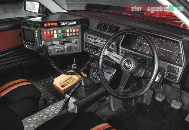 画像: 鉄板張りのフロアが目を惹く2名乗車可能なコクピット。