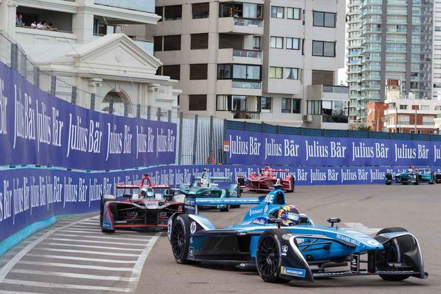 画像: 市街地を舞台に開催されるフォーミュラE。