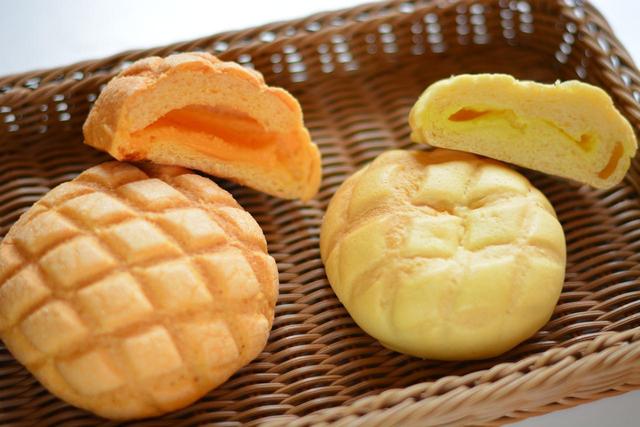 画像: 「プレミアムメロンパン」(280円・写真左)と8月末までの夏限定の「湘南ゴールドクリームパン」(220円・写真右)