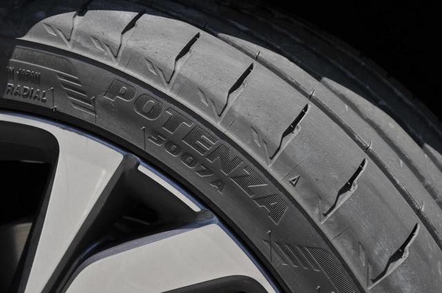 画像: POTENZA S007Aの「A」は、市販用タイヤを意味しているという。表記はPOTENZA S007Aだが、読み方は「ポテンザ・エス・ゼロ・ゼロ・セブン」となり、最後の「A」は読まない。