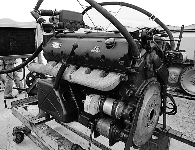画像: 復元後試運転する、タイガーIIやパンサー戦車に搭載された後期型のHL230-P30。45トンのパンサーはともかく、70トンを超えるタイガーIIの心臓としては、外観からして心細い。ガソリンエンジンなのは、軽量高出力な航空機エンジンがベースであり、燃料共有化のため。これは英米戦車も同じ。