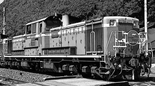 画像: 日本独自開発のトルコン(液体駆動)式ディーゼル機関車の最量産形がDD51。ダイハツディーゼル製61.1LのV12(バンク角60度)は中間冷却ターボチャージャー付き。1100ps/1500rpm×2というハイパワーで、D51やC62といった大型蒸気機関車を引退させた。