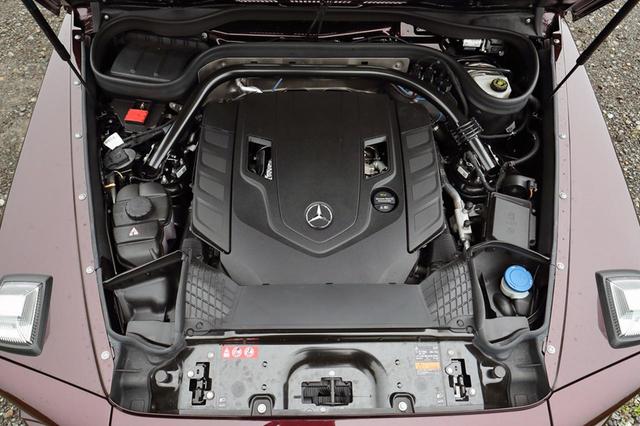 画像: 4LのV8ツインターボに9速ATを組み合わせる。例によってカバーに覆われてエンジン本体はほとんど見えない。