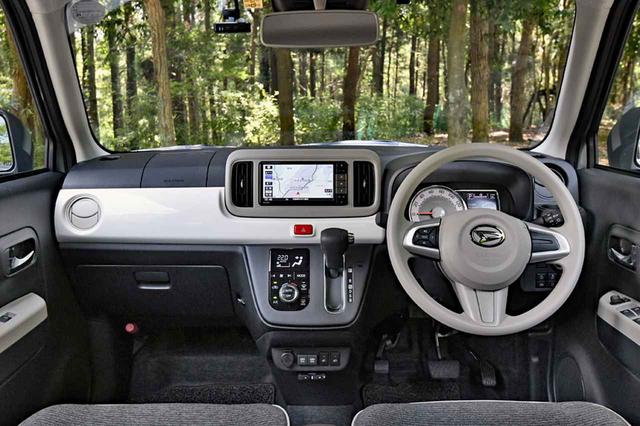 画像: スッキリしたインパネまわり。カーナビはオプションだが、スマートアシストなどの安全運転支援システムは標準装備。