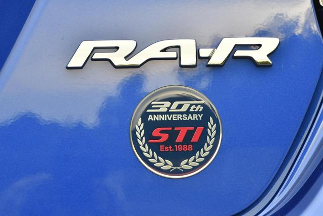 画像: リアオーナメントには「30 th ANNIVERSARY」の文字が入る。STIのモータースポーツ活動の集大成とも言える。