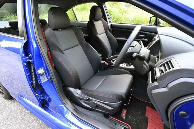 画像: シートはWRX STIの標準のスポーツシートで、ロゴなどは入らない。本気の人はフルバケットに交換する部分という割り切りもあるだろう。ドア開口部下のステンレス製のプレートも取り外し軽量化している。