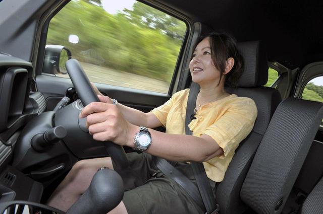 画像: +スタイル ファンを走らせる竹岡レポーター。走りっぷりの良さに思わず笑みがこぼれる。