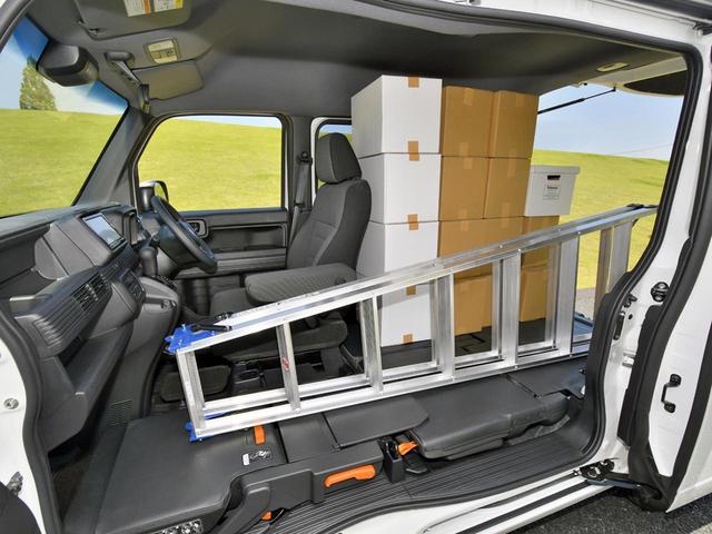 画像: 運転席以外をダイブダウンすれば、長尺ものや段ボール箱など収容能力は抜群!