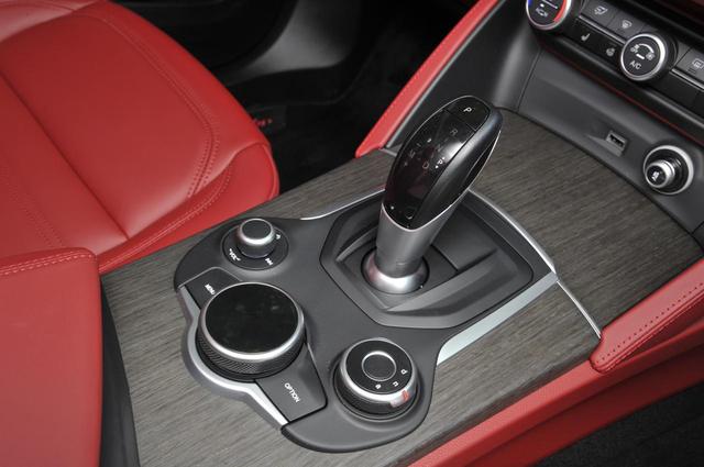 画像: トランスミッションは8速AT。右側には「ALFA DNAドライブモードシステム」のダイアル。