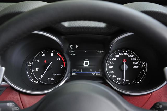 画像: 2眼メータースタイル。右が280km/hスケールの速度計、左は7000rpmまで刻まれた回転計。