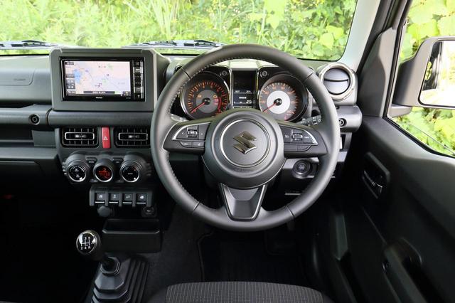 画像: 試乗車のXCのステアリングは本革巻。メータークラスターは視認性を高めるための常時照明を採用し機能性の高さ感じさせる。