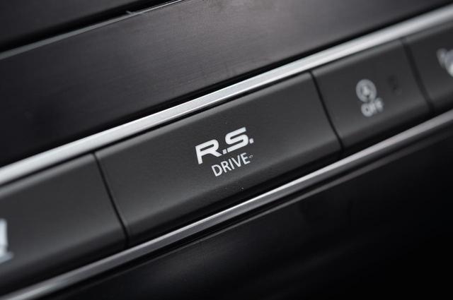 画像: この「R.S.ドライブ」ボタンを押すと、ルノーマルチセンスで「Sport」を選んだのと同じマッピングになる。