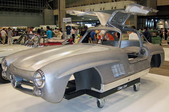 画像1: シルバースターが展示した、1957年式メルセデス・ベンツ300SLはボディとシャシを別々に展示。レストアを終えて組み上がると、価格は3億円を超えるとか…!?