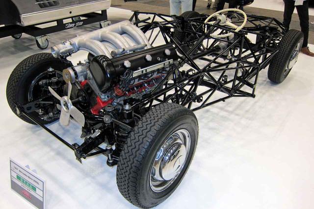 画像2: シルバースターが展示した、1957年式メルセデス・ベンツ300SLはボディとシャシを別々に展示。レストアを終えて組み上がると、価格は3億円を超えるとか…!?