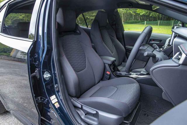 画像1: HYBRID G“Z”( 1.8Lハイブリッド)のシート。形状、生地ともにスポーティ。