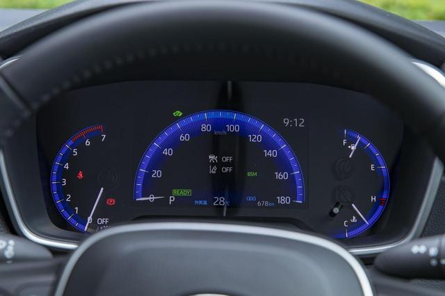 画像: 最上級の HYBRID G“Z”( 1.8Lハイブリッド)の速度計は、マルチインフォメーションディスプレイを兼ねた 7インチTFT液晶を採用。