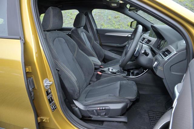 画像: BMW X2のフロントシート。セダンやワゴンのように、足を投げ出すようにして座るスタイルとなる。さらに、シートのサイドサポートは強めに設定されている。