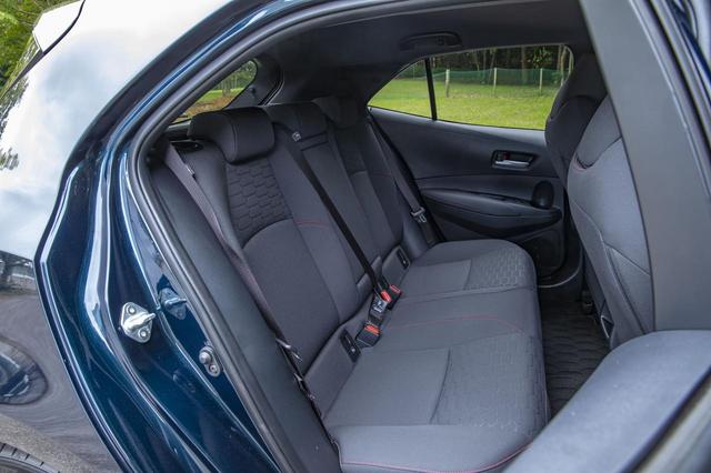 画像2: HYBRID G“Z”( 1.8Lハイブリッド)のシート。形状、生地ともにスポーティ。