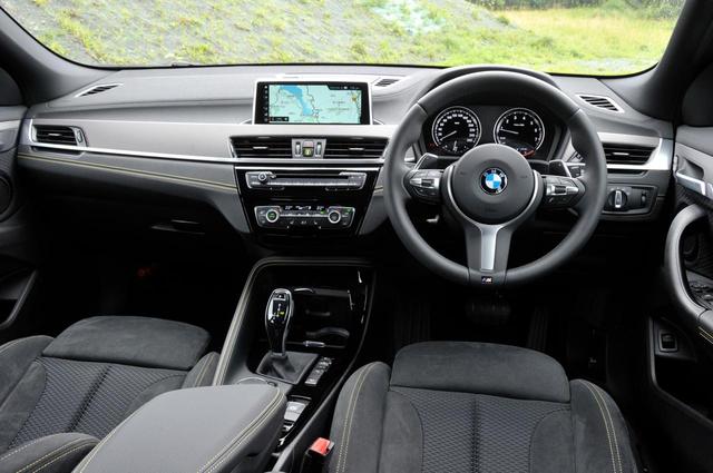 画像: BMW X2のコクピット。ドライバーズシートに座っても走りはじめても、ヒップポイントの低さや運動性能の高さなどから、SUVらしからぬ印象を感じられる。