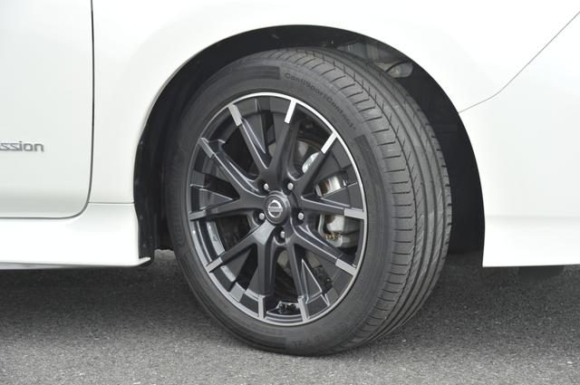 画像: ▲標準車のタイヤサイズは205/55R16だが、NISMOは225/45R18。ホイールは空力抵抗を低減するデザインを採用している。