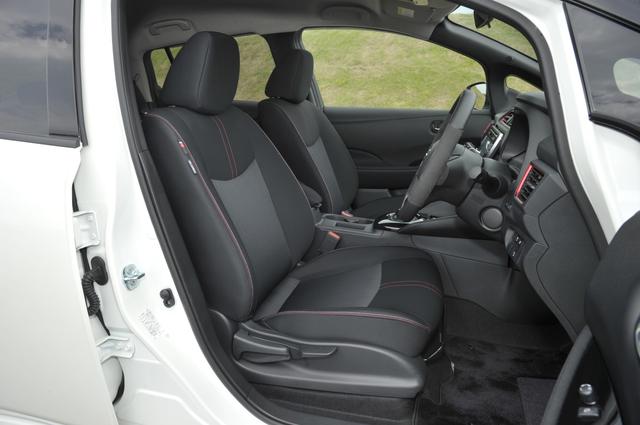 画像: ▲形状は標準車と同じだが、レッド&グレーのツインステッチを施したNISMO専用のシート地とドアトリムクロスを採用している。
