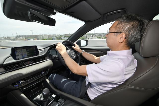 画像: 「快適性が向上して“正常進化”という言葉がピッタリだね」とアテンザセダンを高く評価する瀬在レポーター。