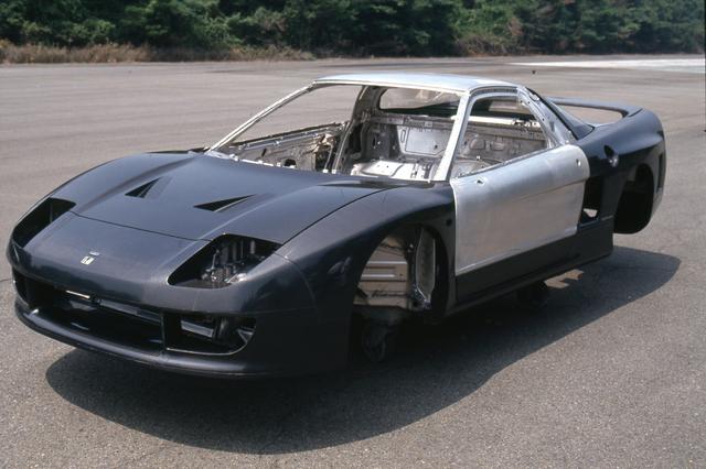 画像: アルミ製のシャシコンポーネンツはそのまま、ボンネット、トランクフードなどをカーボンコンポジットに置き換えた。
