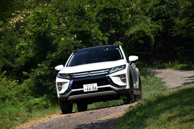 画像: 三菱 エクリプスクロスの4WDモデルには、オート、スノー、グラベルの3つの走行モードを備え、砂利道も難なく走る。スポーツモードがないのも三菱らしい設定だ。