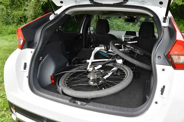 画像: 三菱 エクリプスクロス Gプラスパッケージに、フロントタイヤを外した自転車を搭載できた。