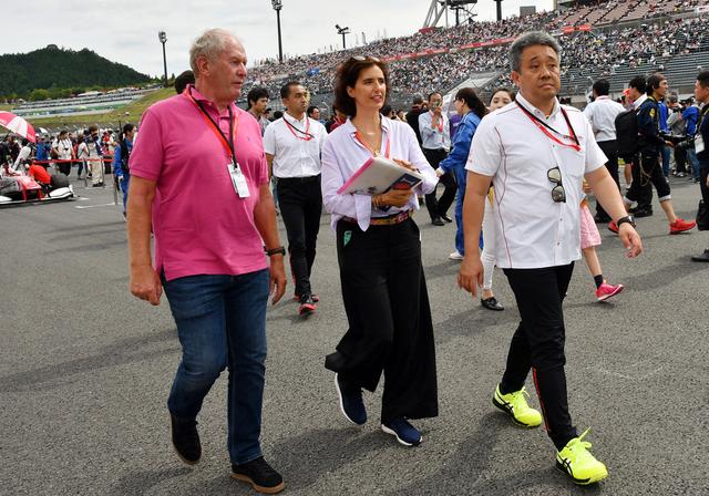画像: ホンダ山本氏(右)に案内されグリッドに現れたマルコ氏(左)、後方には森山執行役員の姿も