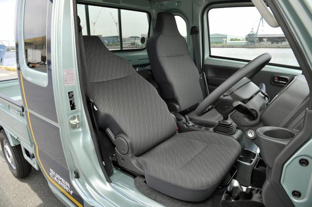 画像: ヘッドレスト一体型のシートは少々チープだが、運転席は40°、助手席は24°リクライニング可能。