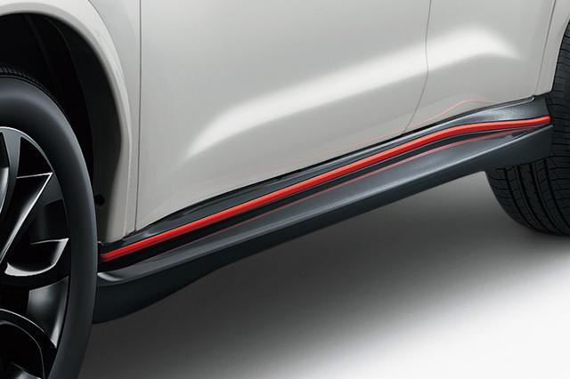 画像: NISMOのイメージカラー「赤」のアクセントが入ったサイドシルプロテクター。