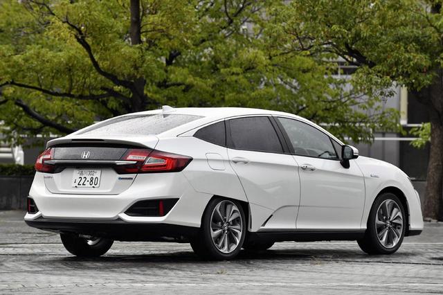 画像: 試乗車のボディカラーはプラチナホワイトパール。この他に赤、青、黒など全6色を設定している。