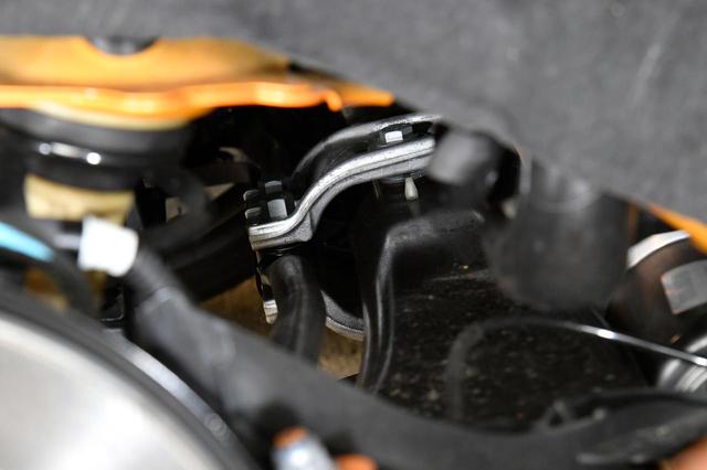 画像: 新型ルノー メガーヌ R.S.の4コントロールを制御するアームが奥に見える。