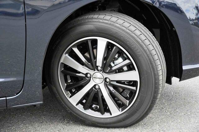 画像: アルミホイールも専用デザイン。試乗車のタイヤはヨコハマのブルーアース。