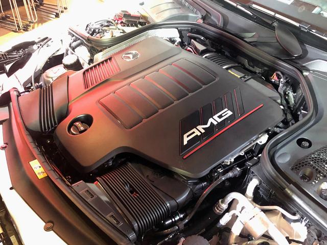 画像: CLS53のエンジンルーム。AMGのロゴが刻まれた巨大なエンジンカバーで本体はほとんど見えない。