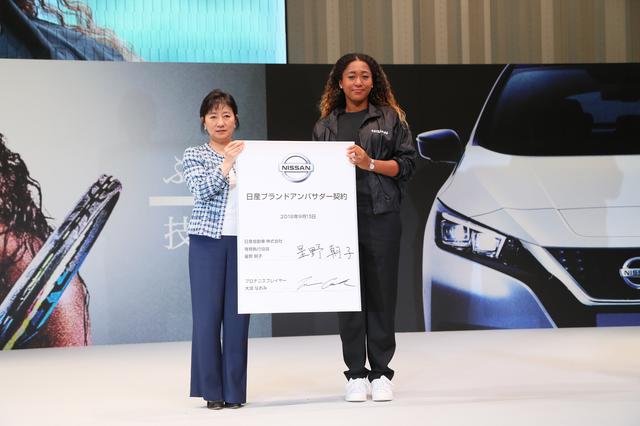 画像: 契約を交わした大坂なおみ選手(右)と日産自動車の星野朝子専務(左)。