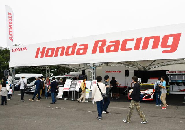 画像: レースマシンやカスタムモデルが展示されるHONDAブース