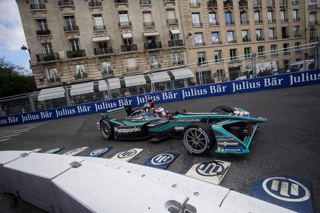 画像: ベルリンの古風な街並みと、フォーミュラEの先進性がコラボする。