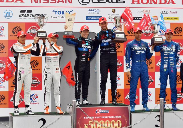 画像: 画面右側、今季初の3位表彰台も全く喜べない2人