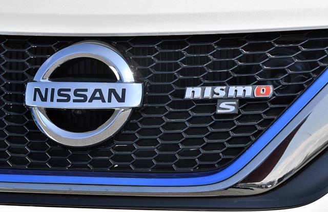 画像: NISMOエンブレムの下に誇らしげに「S」のエンブレムが装着される。リアも同様。(写真:安西英樹)