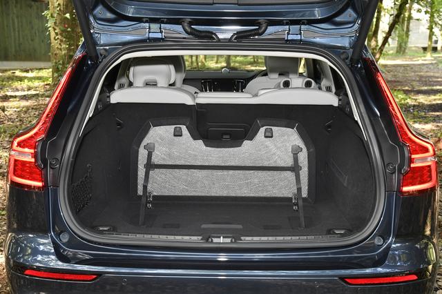 画像: 荷物が少ないときに仕切り代わりになって、荷物を固定することもできる便利なグローサリーバックホルダー。